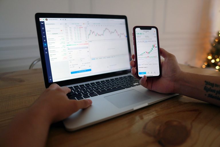 Wall Street termine en hausse : le S&P 500 et le Nasdaq portés par l’apaisement commercial et une inflation modérée