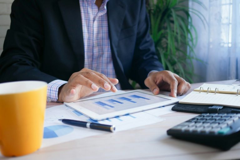 L’emploi américain dépasse les prévisions en mai malgré les incertitudes économiques