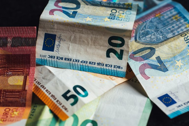 L’euro en légère baisse face au dirham marocain : analyse des tendances