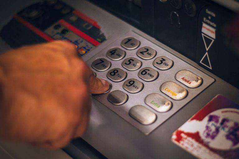 Le compte courant et le chèque bancaire : guide pratique pour une gestion optimisée
