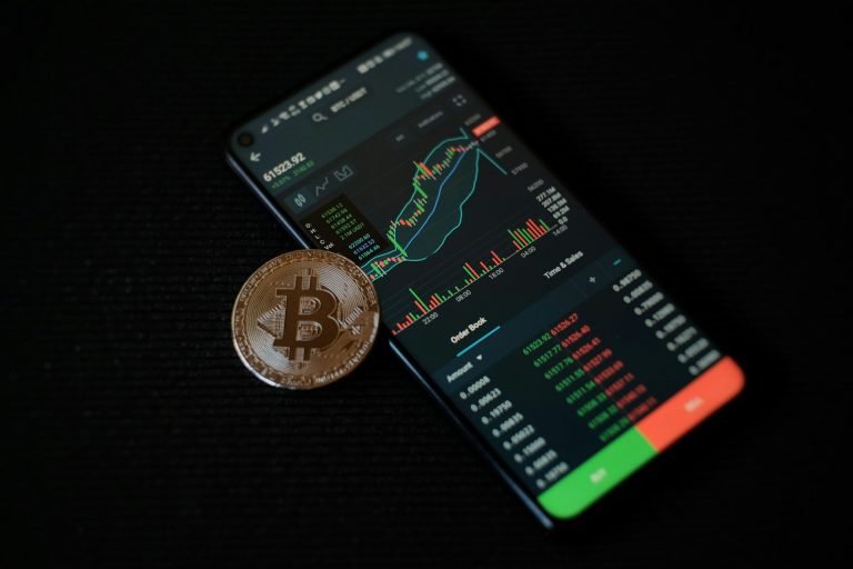La baisse des taux de la Fed ne profite pas au Bitcoin, qui chute sous les 116 000 dollars
