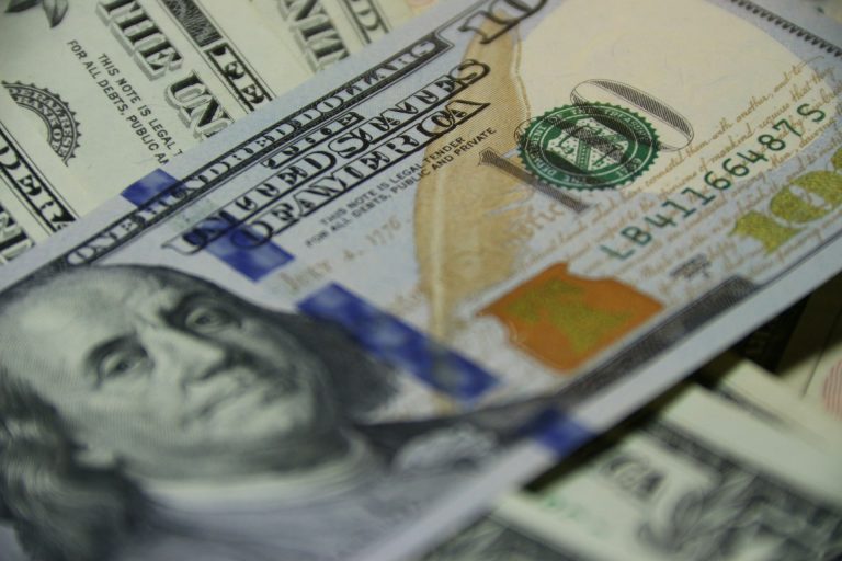 Le dollar se raffermit, Nomura anticipe une baisse de la livre sterling